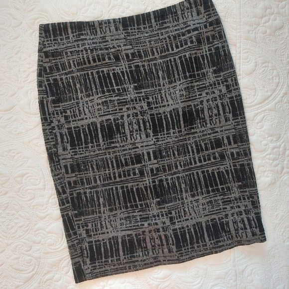 • Black + gray woven skirt • - Picture 1 of 5